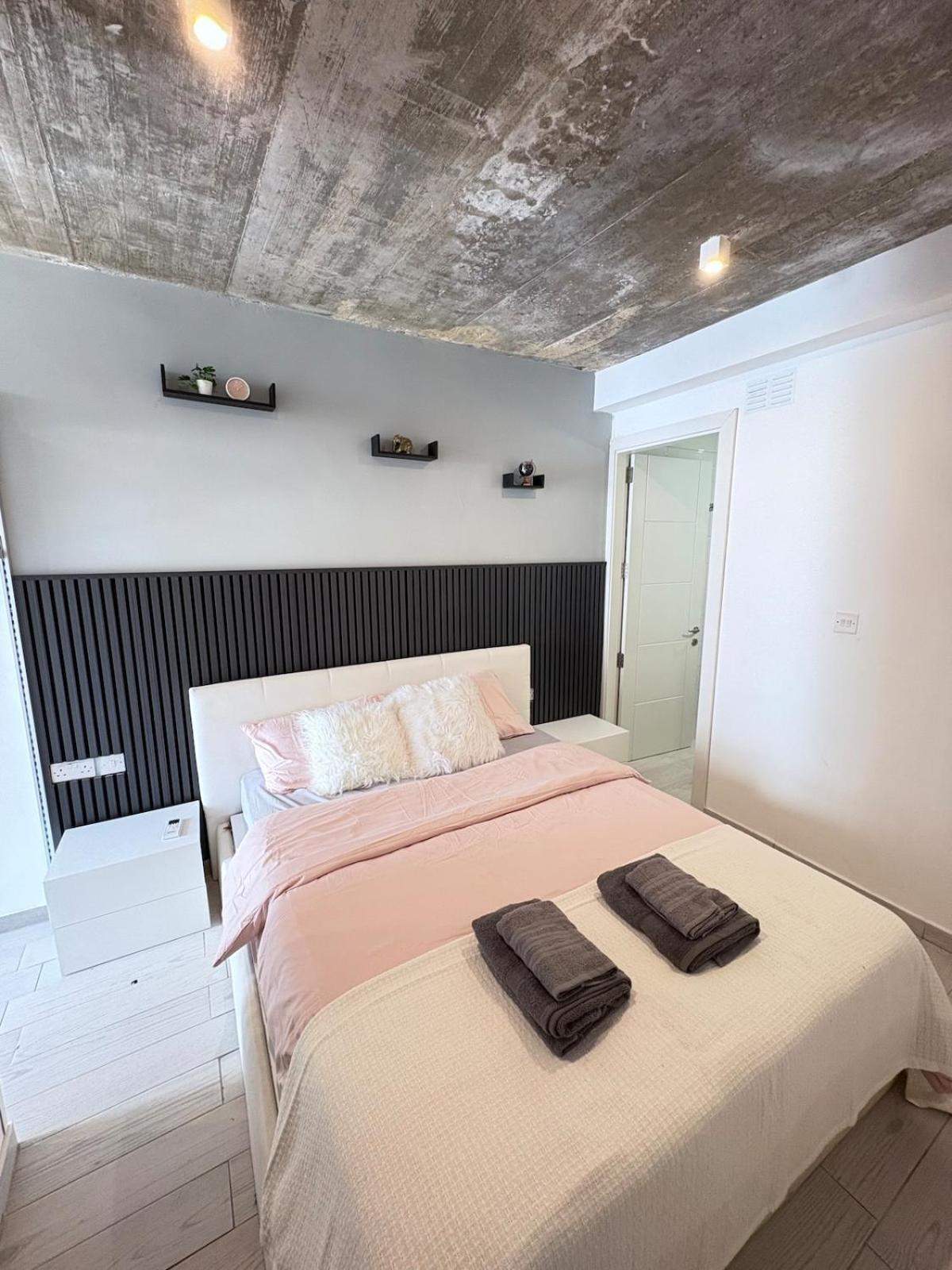 Apartment Paceville - 2a - Bright 2br With Balcony & Ac Near Night Life Saint Julian's